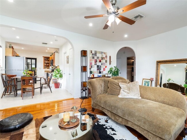Foto del edificio - 337 NW 47th St