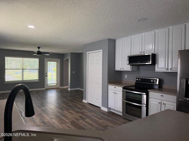 Foto del edificio - 3886 Pebble Brooke Circle South