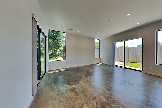 Building Photo - 906 Blackland Ct
