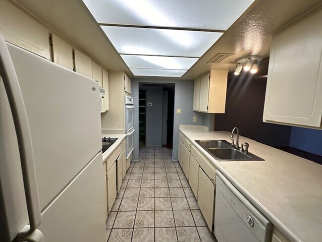 Building Photo - Spacious 3 Bedroom 2 Bathroom Home!!!
