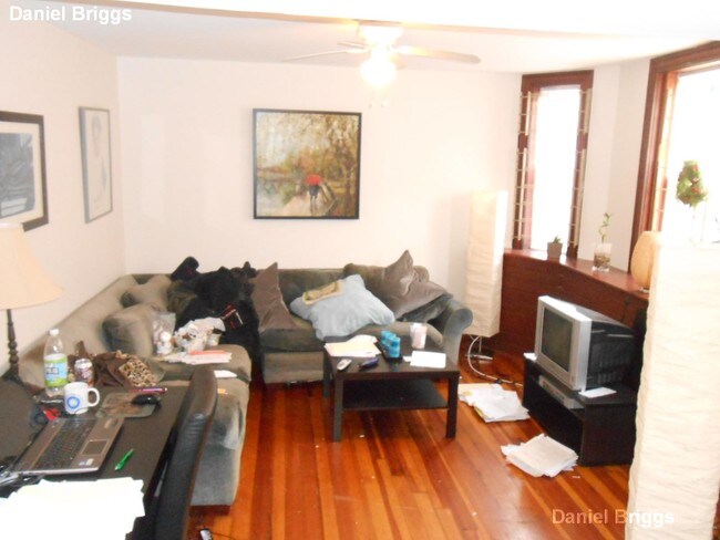 Building Photo - 149 Kelton St