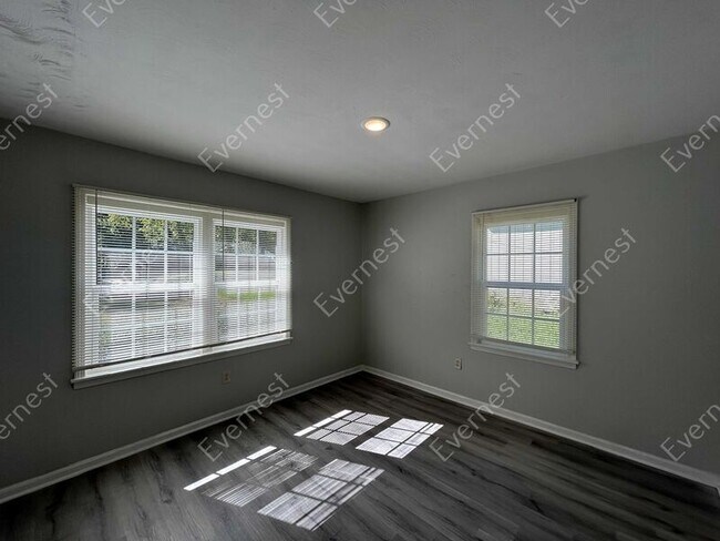 Building Photo - 8082 Oakbrook Dr
