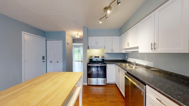 Building Photo - LOVELY  THREE BEDROOM TOWNHOME IN QUIET EN...