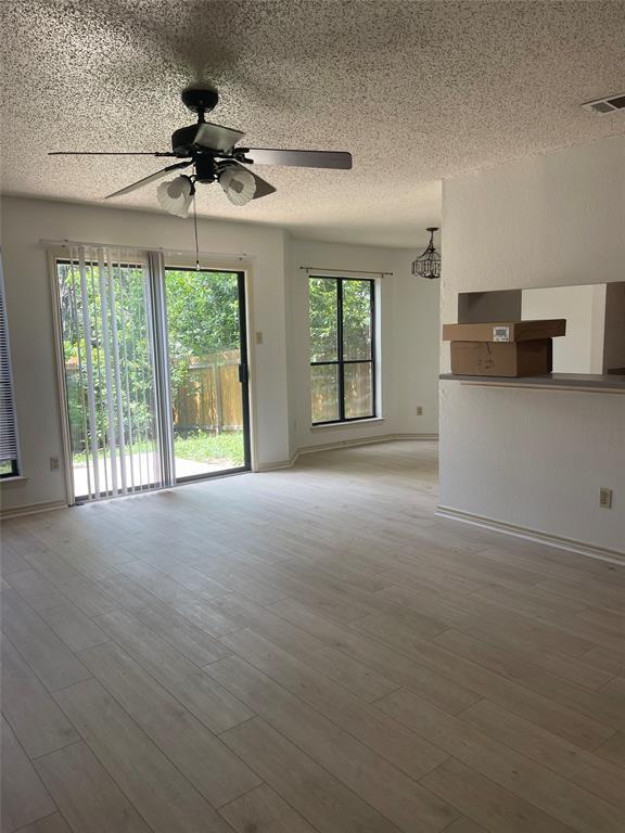 Foto del edificio - 6610 Windrift Way