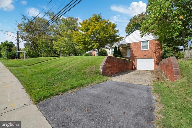 Building Photo - 917 Dale Dr