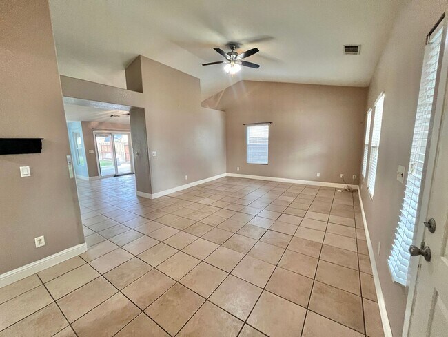 Foto del edificio - Charming 4 Bedroom, 2 Bath Home in a Quiet Neighborhood