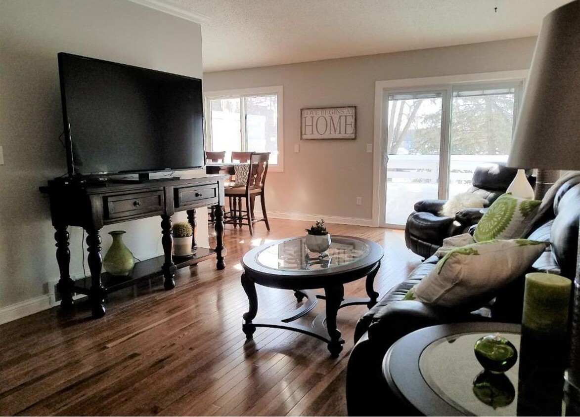 Primary Photo - Beautiful Townhome with open floor plan 3 ...