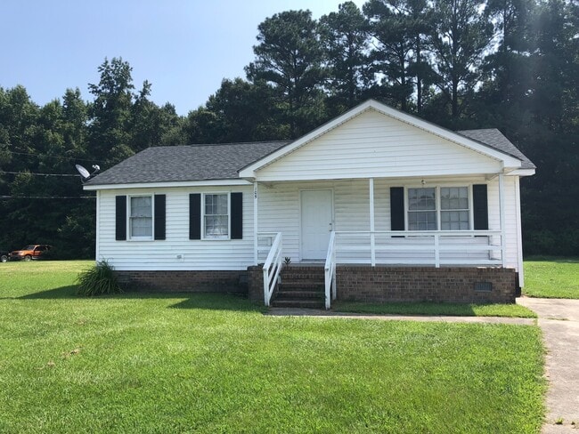 Building Photo - 3 Bedroom House - Vouchers Accepted