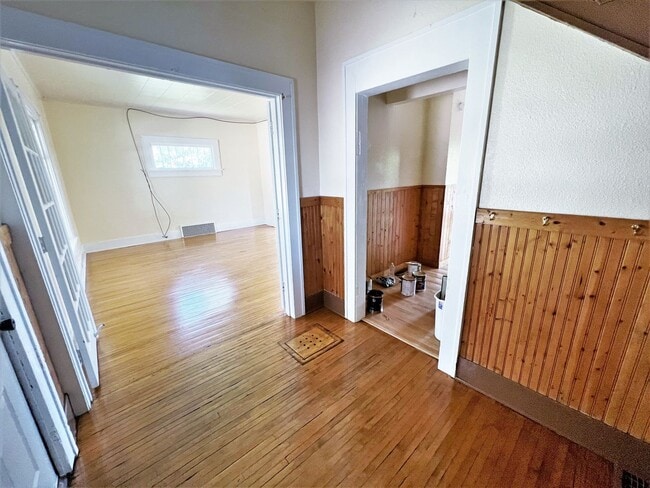 Building Photo - 1111 W 4th- 4 bedroom house