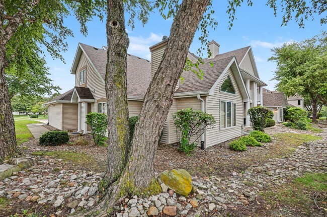 Building Photo - 612 Bos Landen Dr