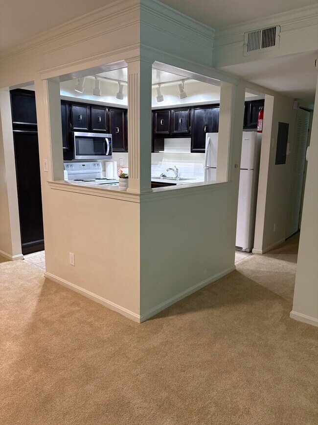 KITCHEN PASS THRU - 509 Highwood Dr