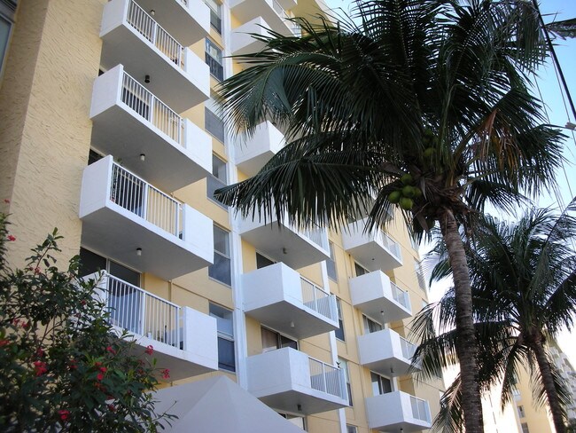 Foto del edificio - 2000 NE 135th St