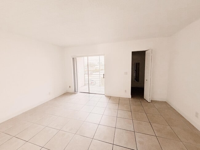 Foto del edificio - 600 Village Green Ct