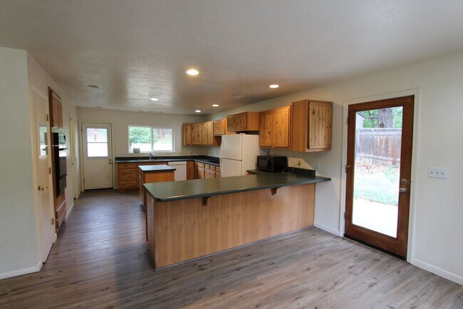 Foto del edificio - COMING AUGUST | 3-Bedroom Home in Bow & Arrow Acres | Large Yard + Wood-Burning Fireplace