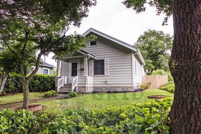 Building Photo - Charming Two Bedroom, One Bathroom Located...