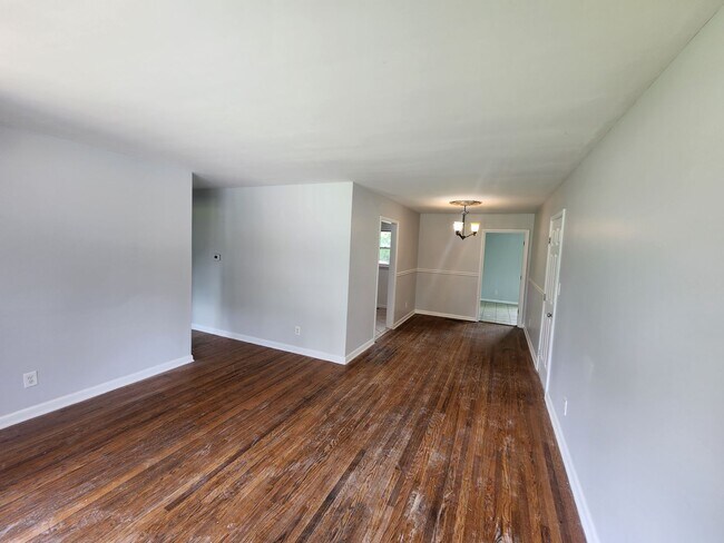 Foto del edificio - Beautiful 3 bedroom 1 bath with attached g...