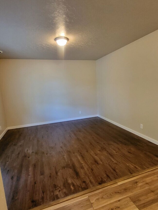 Building Photo - 3097 E Shaver Ct