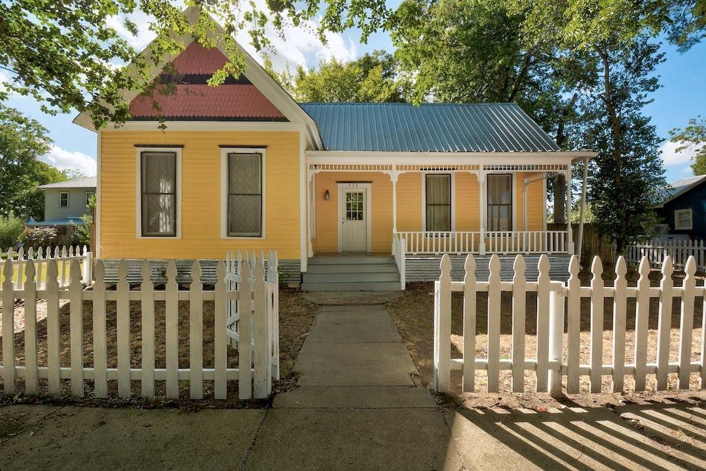 304 Olive St, Smithville, TX 78957 House Rental in Smithville, TX