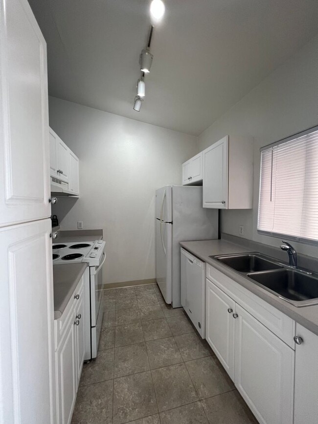 Building Photo - Beautiful 2 bed/2 bath Condo at Viewpointe...