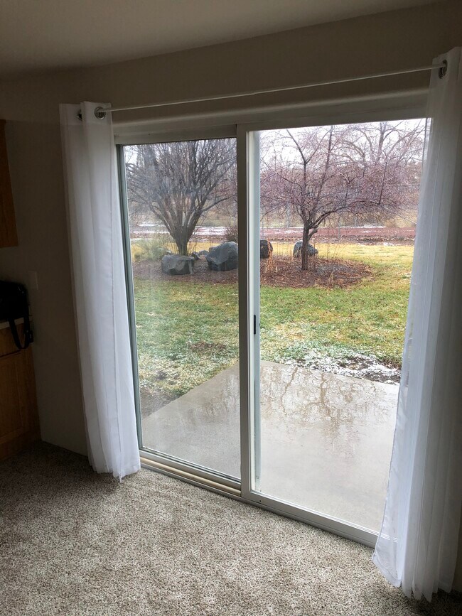 Building Photo - 601 NE Sandstone Ct