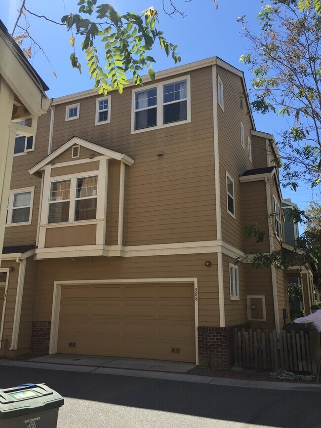 Building Photo - Lovely 3 bed, 3 bath End Unit, 2 car garage