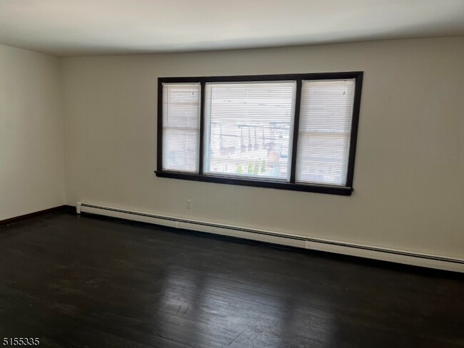 Building Photo - 388 Garibaldi Ave