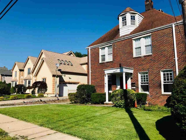 Building Photo - 188 Burton Ave