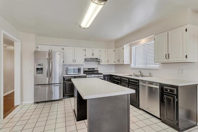 Building Photo - 1222 W Shields Ln