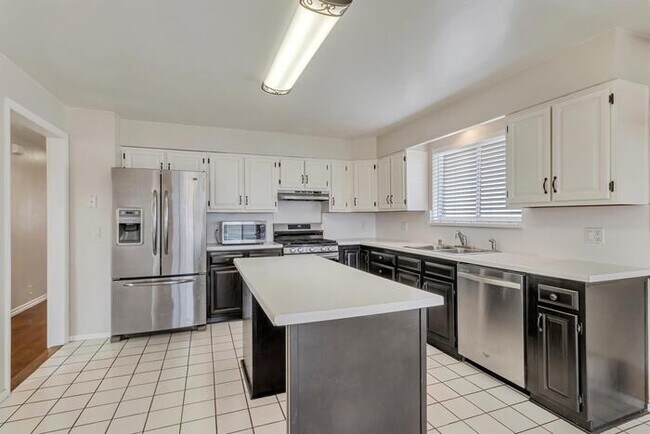 Foto del edificio - 1222 W Shields Ln