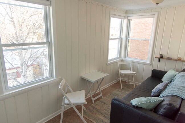 Building Photo - 5034 W Argyle St