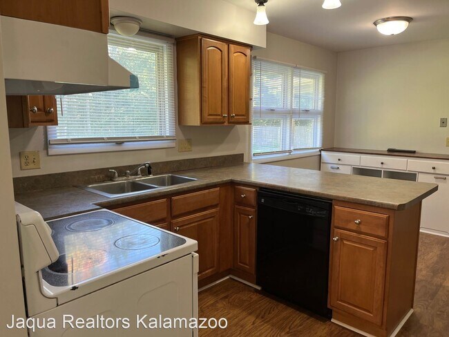 Building Photo - 4 br, 2.5 bath House - 1200 Woodview Dr.