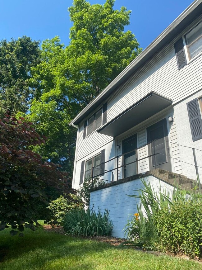 Building Photo - Super Convenient Biltmore Condo, 2 Bedroom...