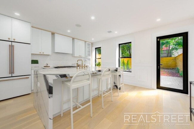 Foto del edificio - Brand New Triplex in Ocean Hill