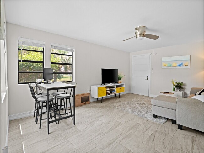 Foto del edificio - Live just steps from the beach in the heart of Cocoa Beach!
