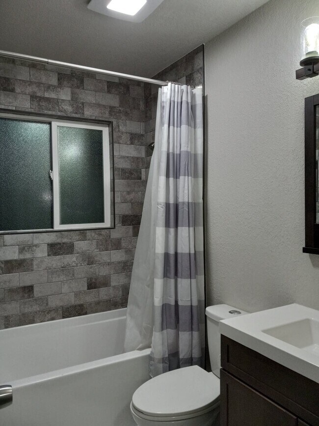BAÑO DE LA PLANTA SUPERIOR - 3136 Moonbeam Cir S