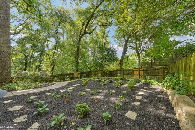 Foto del edificio - 1931 Woodland Hills Ave NW