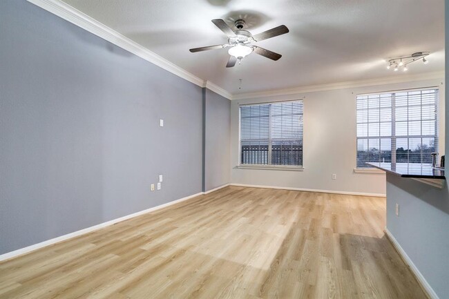 Building Photo - 7575 Kirby Dr