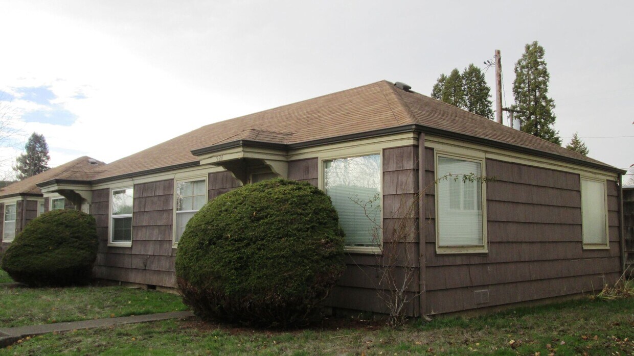 425421 N 5th St Unit 425, Springfield, OR 97477 Room for Rent in