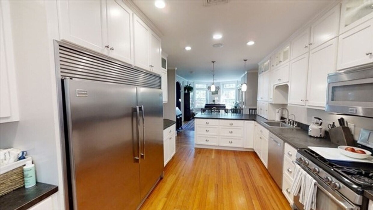 Foto del edificio - Awesome four bedroom in Brookline