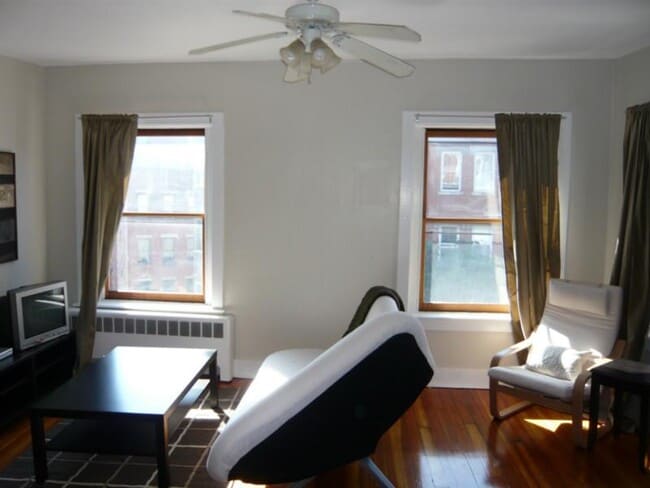 Building Photo - 437 Hanover St