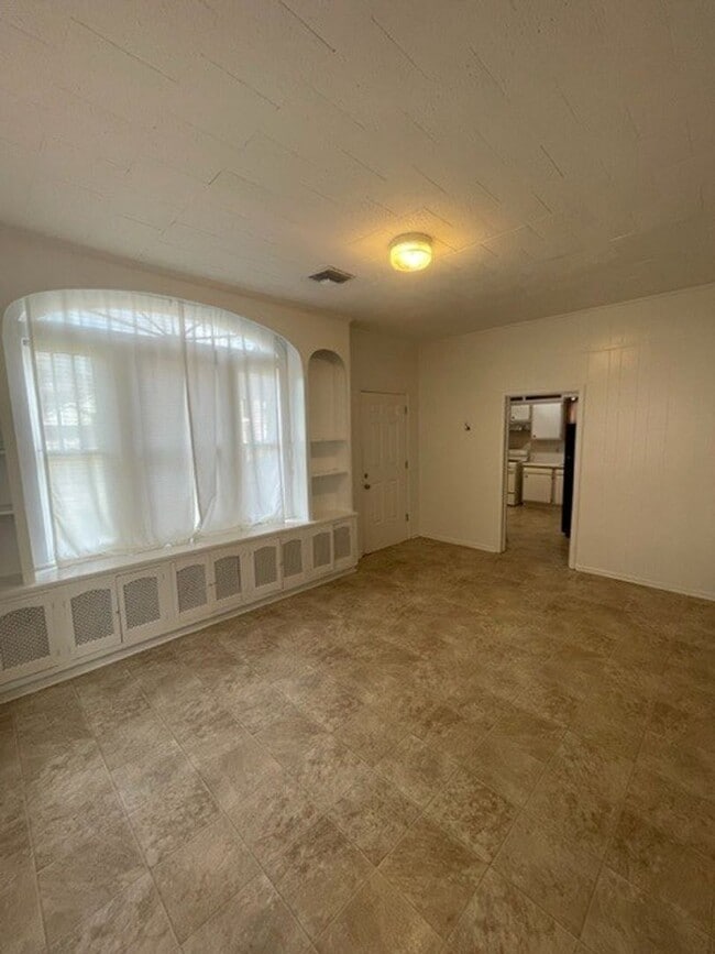 Building Photo - 806 E University Ave