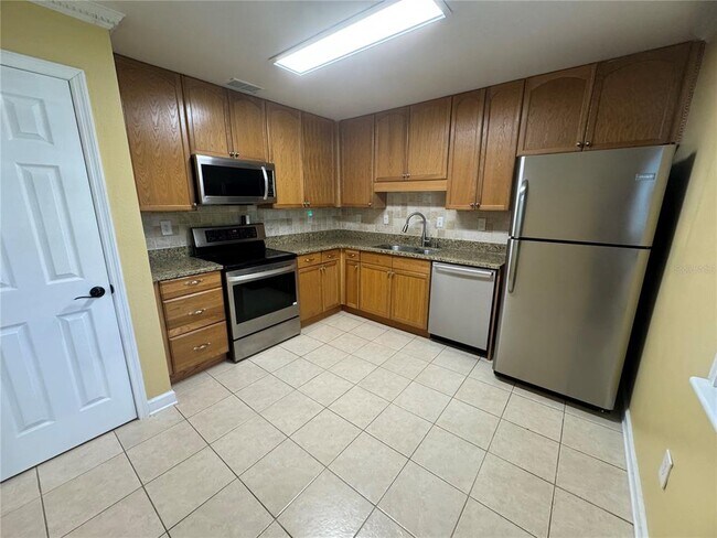 Building Photo - 2106 Clubside Dr