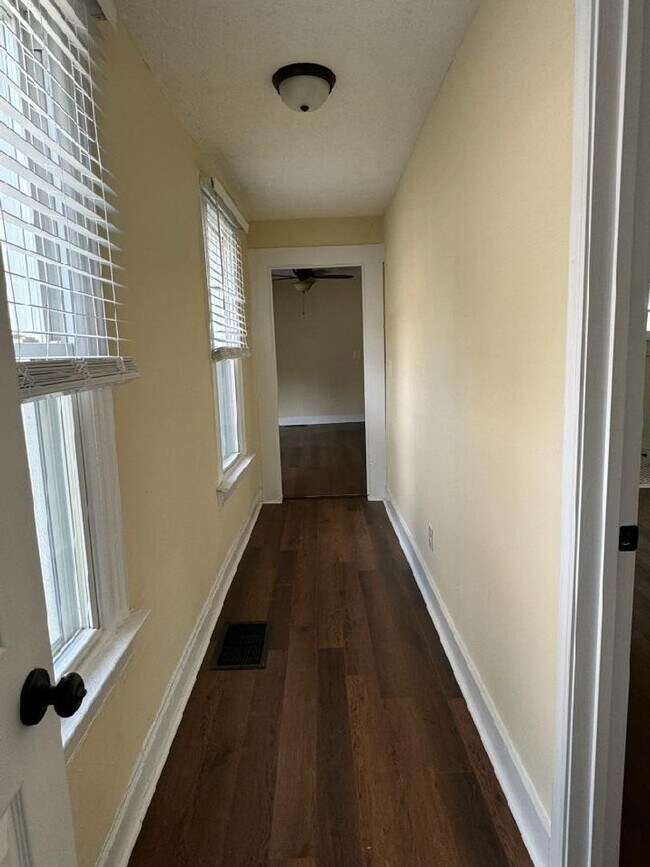 Building Photo - Clifton/Frankfort 3 Bedroom 2-Bath House