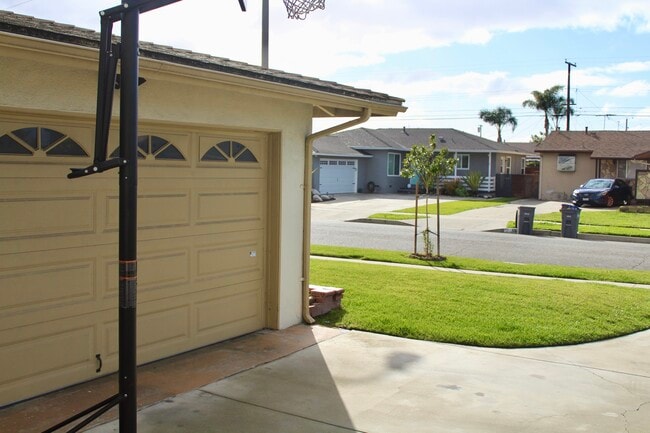 Building Photo - 13716 Purche Ave