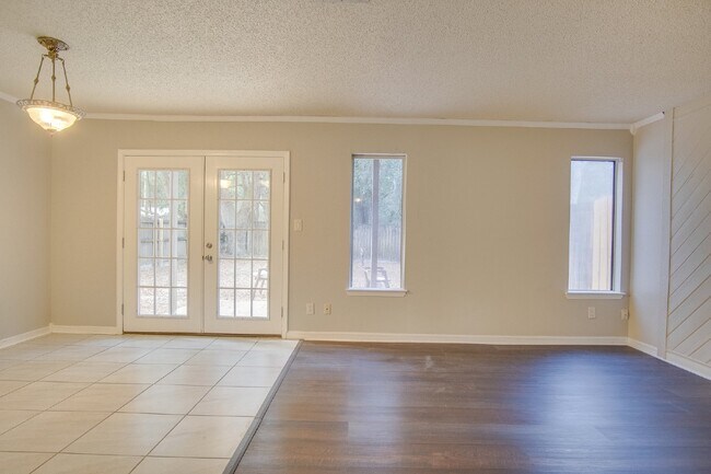 Building Photo - Townhouse with 3 bedrooms and a private fe...