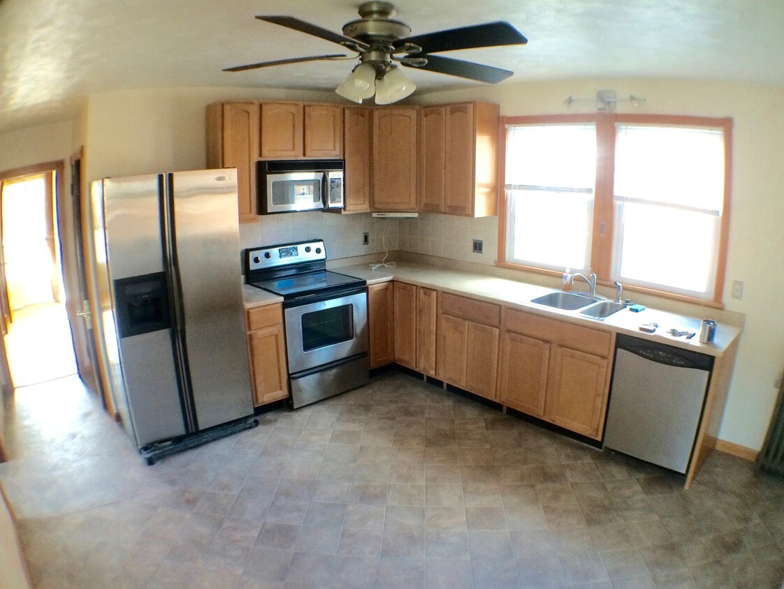 Kitchen, Large with stainless steal app.. - 38 Rapalus St
