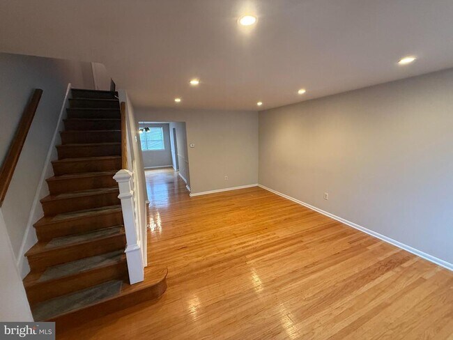 Building Photo - 320 Ripka St