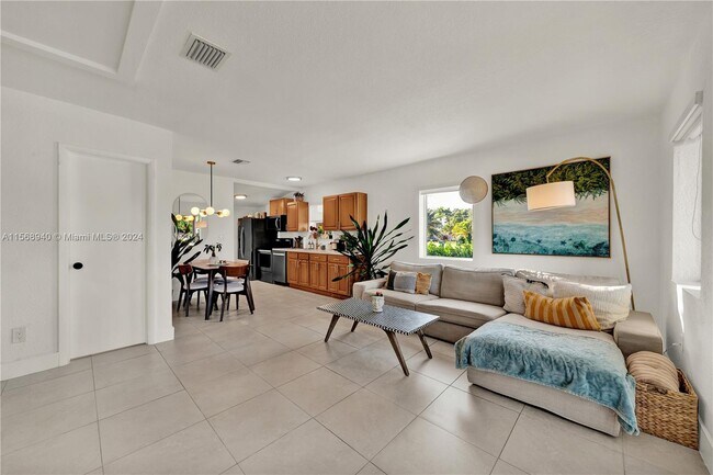 Building Photo - 5050 SW 67th Ave