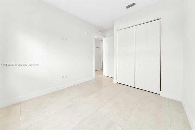 Building Photo - 530 SW 11th Ave