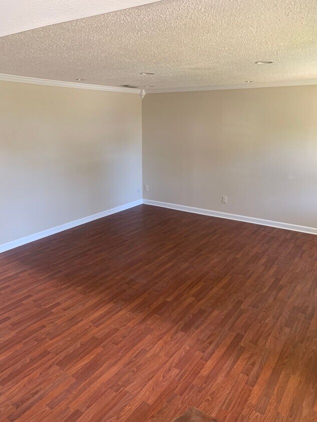 Primary Photo - 4 BDRM 2.5 BATH WATERFRONT W/GARAGE